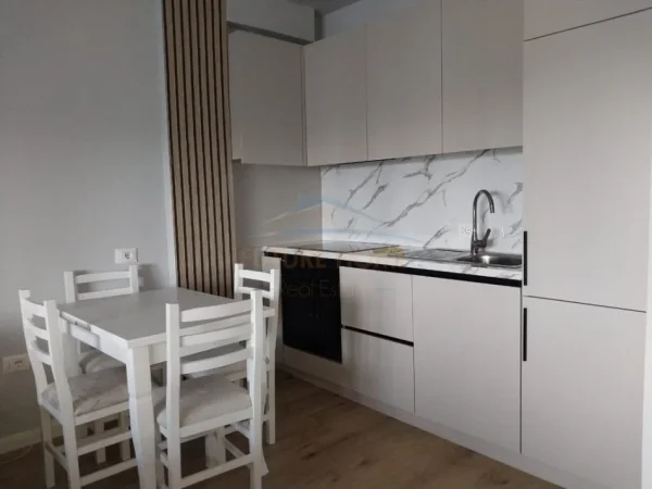 Tirane, jepet me qera garsonier 1+1 Kati 7, 45 m² 350 € (Unaza e Re prane Viles L)