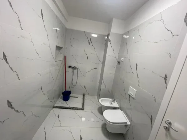 Tirane, jepet me qera apartament 2+1 Kati 5, 120 m² 850 € (Zogu i Zi)