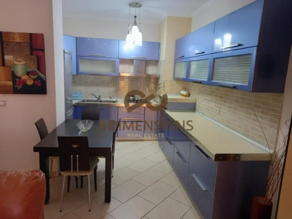 Tirane, jepet me qera apartament 2+1+Ballkon Kati 5, 124 m² 800 € (komuna e parisit)