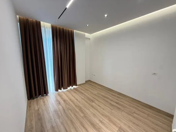 Tirane, jepet me qera apartament 2+1 Kati 7, 110 m² 900 € (Komuna e Parisit)