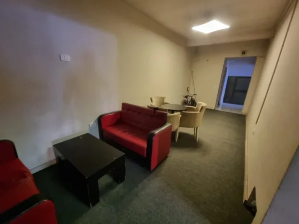 Tirane, shitet dyqan Kati -1, 74 m² 135.000 € (PAZARI I RI)