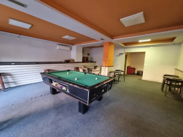 Tirane, shitet dyqan Kati -1, 74 m² 135.000 € (PAZARI I RI)