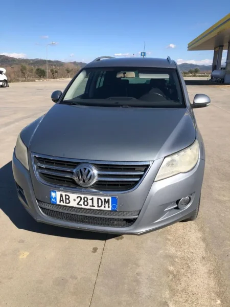 Peqin, shes makine Volkswagen Tiguan Nafte, gri metalizato automatik Kondicioner 7.000 €