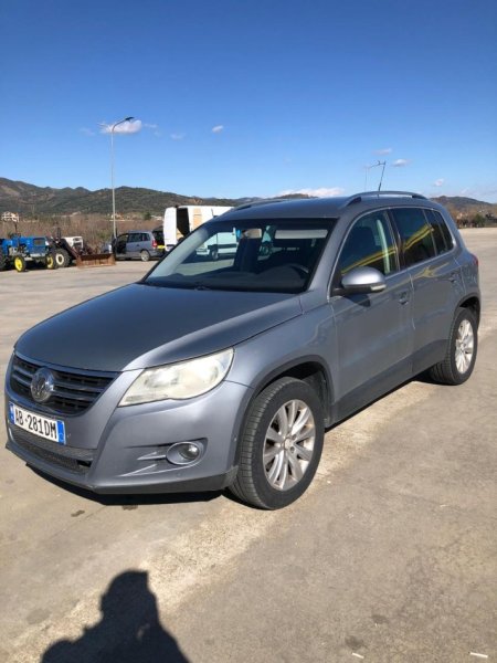 Peqin, shes makine Volkswagen Tiguan Nafte, gri metalizato automatik Kondicioner 7.000 €