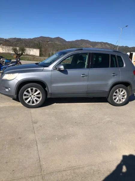 Peqin, shes makine Volkswagen Tiguan Nafte, gri metalizato automatik Kondicioner 7.000 €