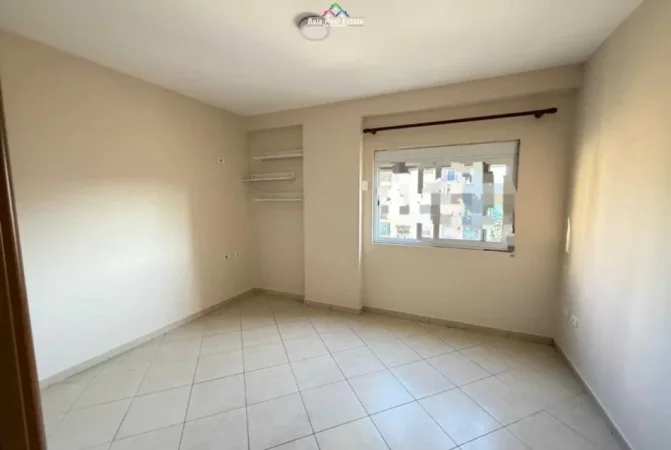 Tirane, jepet me qera apartament 2+1 Kati 4, 80 m² 570 € (Rruga Riza Cerova)