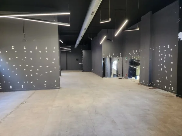 Tirane, jepet me qera ambjent biznesi Kati 0, 209 m² 