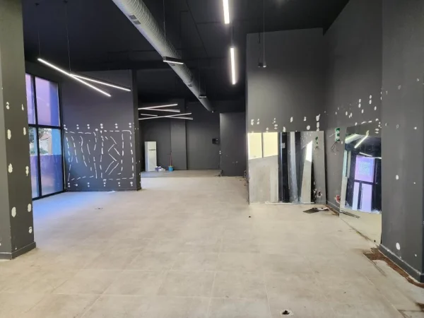 Tirane, jepet me qera ambjent biznesi Kati 0, 209 m² 