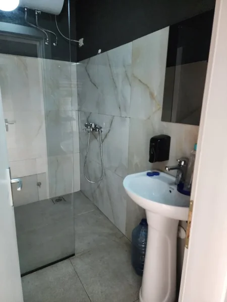 Tirane, jepet me qera ambjent biznesi Kati 0, 209 m² 