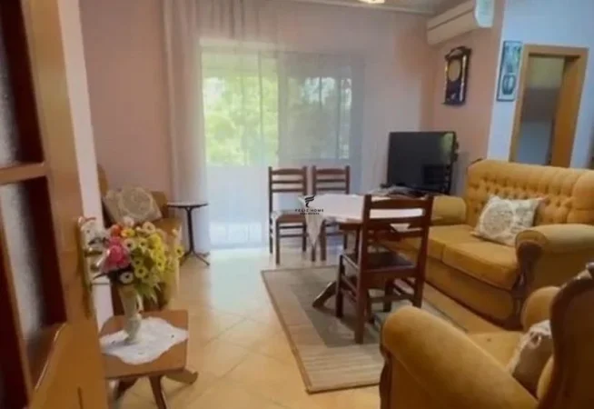 Tirane, jepet me qera apartament 2+1 Kati 2, 87 m² 450 € (ALI DEMI)
