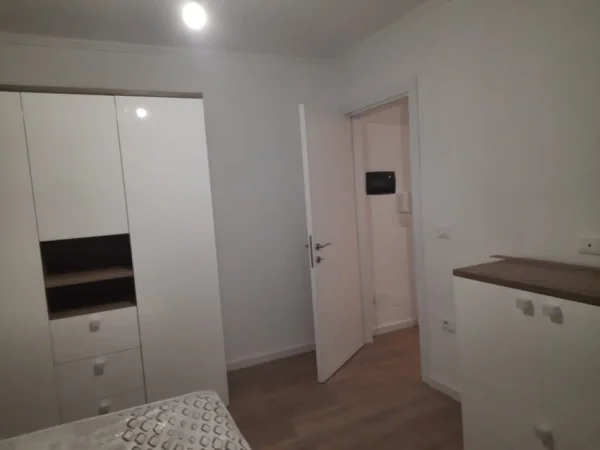 LISTIM I RI: Tirane, jepet me qera apartament 1+1+Ballkon Kati 2-te teknik, 80 m² (Rr. Islam Rusi, prane mbikalimit te Shkozes)