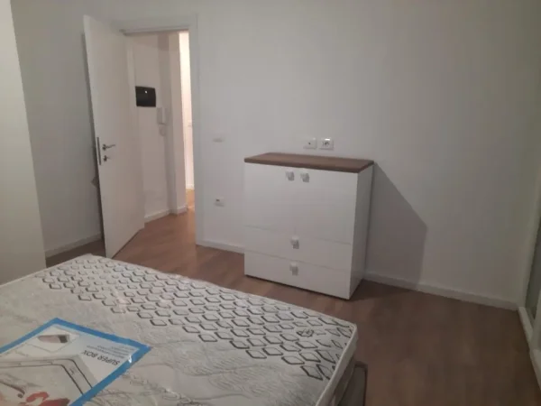 LISTIM I RI: Tirane, jepet me qera apartament 1+1+Ballkon Kati 2-te teknik, 80 m² (Rr. Islam Rusi, prane mbikalimit te Shkozes)