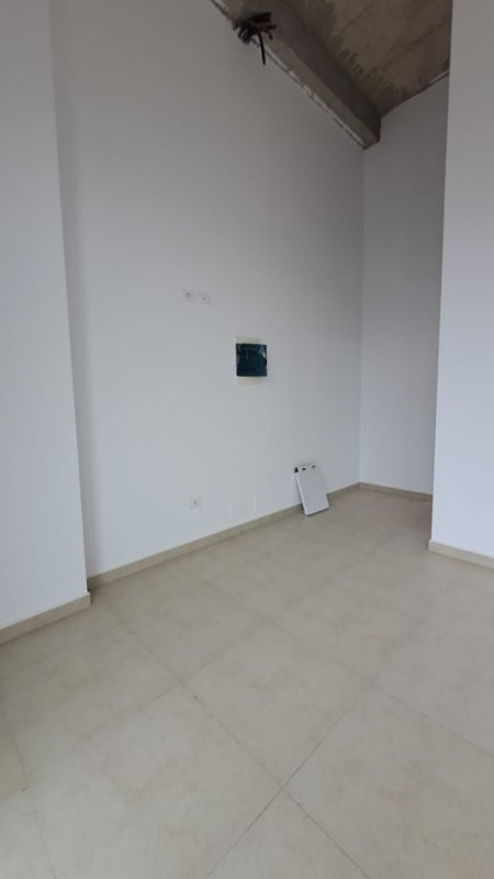 Tirane, jepet me qera dyqan Kati 0, 35 m² 500 € (Astir)
