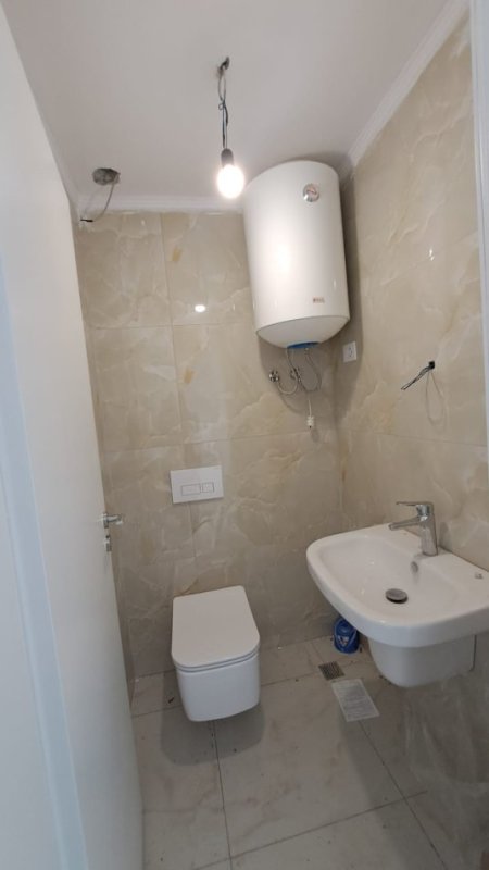 Tirane, jepet me qera dyqan Kati 0, 35 m² 500 € (Astir)