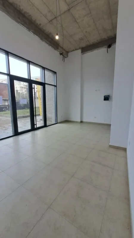 Tirane, jepet me qera dyqan Kati 0, 35 m² 500 € (Astir)