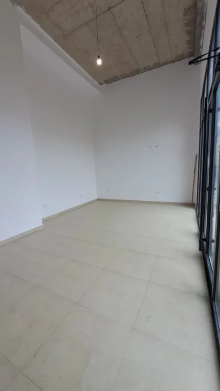 Tirane, jepet me qera dyqan Kati 0, 35 m² 500 € (Astir)