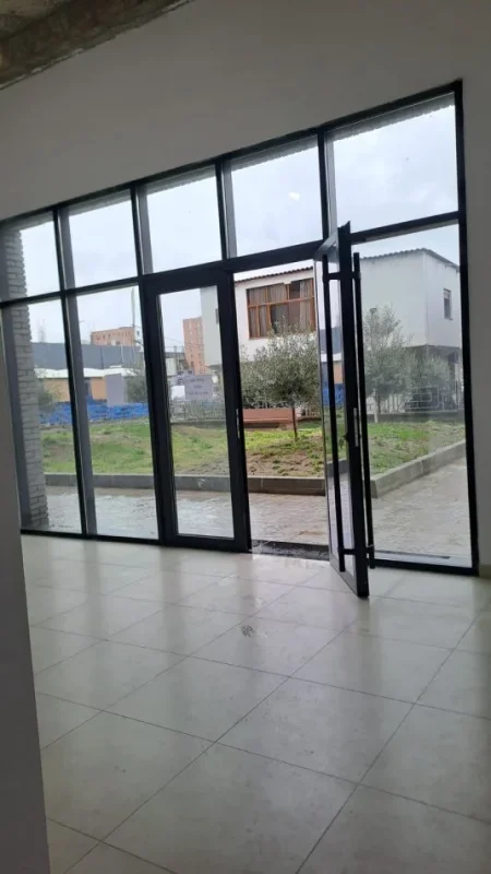 Tirane, jepet me qera dyqan Kati 0, 35 m² 500 € (Astir)
