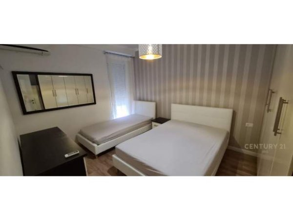 Tirane, jepet me qera apartament 1+1 Kati 2, 60 m² 450 Euro (barrikadat)