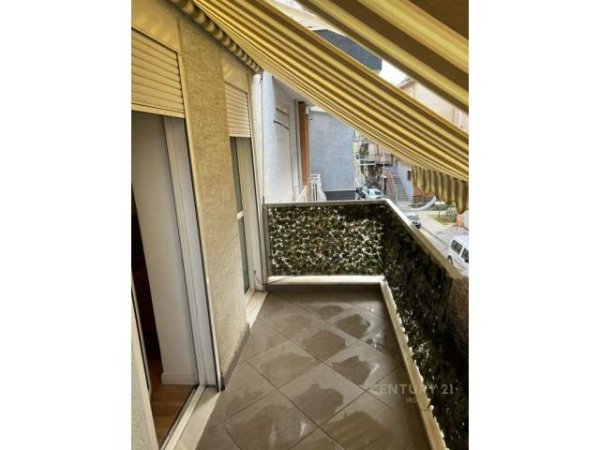 Tirane, jepet me qera apartament 1+1 Kati 2, 60 m² 450 Euro (barrikadat)