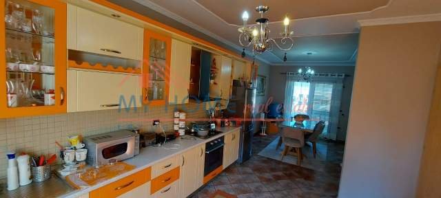 Tirane, jap me qera Vile 3 Katshe Kati 1, 500 m² 1.700 Euro (Rruga Feim Ibrahimi)