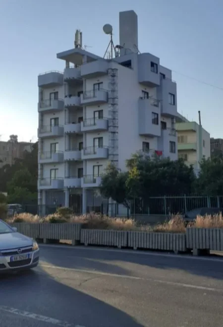 Shitet ndertese 6 kateshe perballe me portin,  buze rruges kryesore te QYTETIT