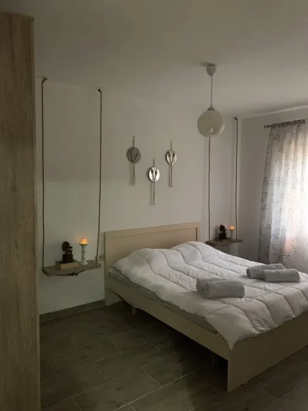 Tirane, jap me qera afatshkurter - apartament 1+1 Kati 1, 65 m² 3500 Leke/nata (Rruga Frosina Plaku)