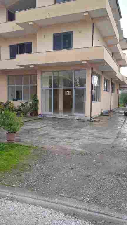 Sukth, Shitet ose jepet me qera ambjent për biznes Kati 0, 250 m² me 4 m lartësi të disponueshëm për shumë lloje të ndryshme biznesesh.