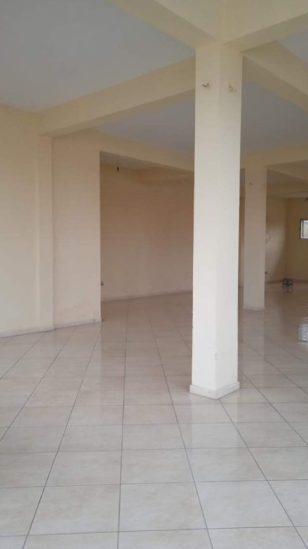 Sukth, Shitet ose jepet me qera ambjent për biznes Kati 0, 250 m² me 4 m lartësi të disponueshëm për shumë lloje të ndryshme biznesesh.