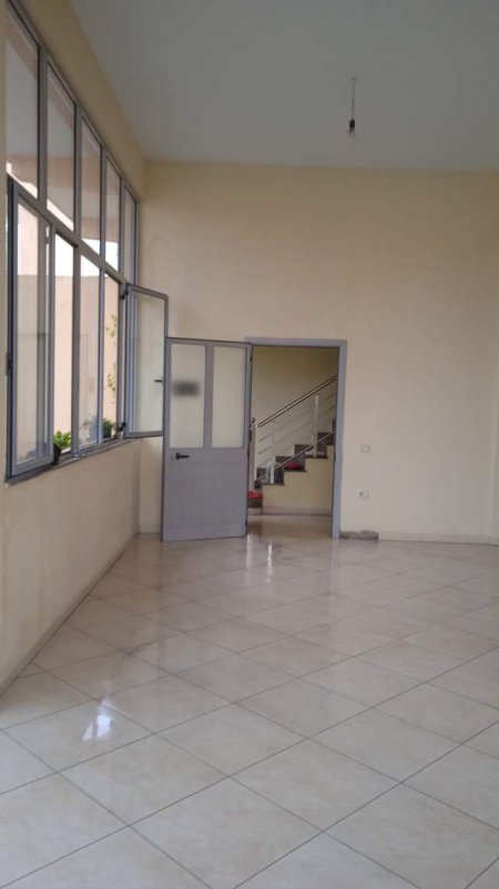 Sukth, Shitet ose jepet me qera ambjent për biznes Kati 0, 250 m² me 4 m lartësi të disponueshëm për shumë lloje të ndryshme biznesesh.