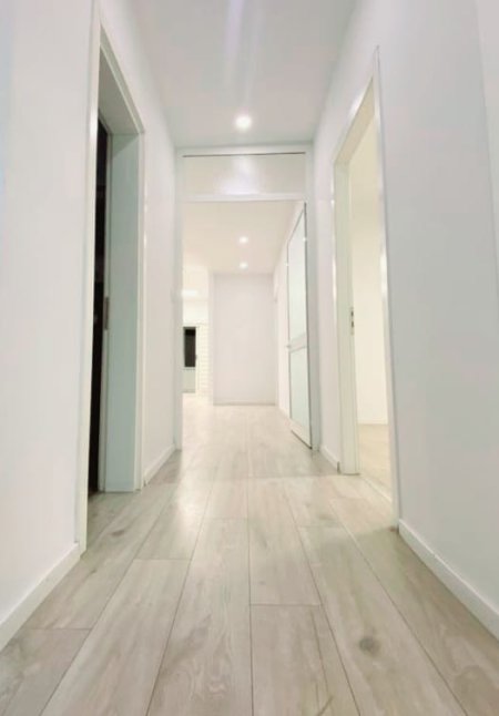 Tirane, jap me qera ambjent biznesi Kati 4, 180 m² 1.400 Euro (Sami Frasheri)