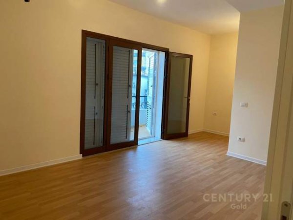 Tirane, jap me qera apartament 2+1+BLK Kati 4, 90 m² 600 Euro (9 kateshet)