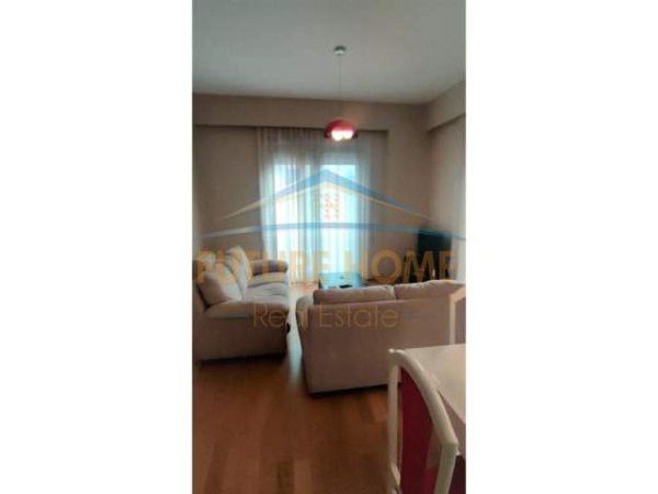 Tirane, jap me qera apartament 2+1 Kati 5, 100 m² 900 Euro (Garda)