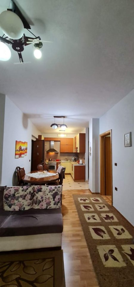 Tirane, jepet me qera apartament 2+1+BLK Kati 6, 92 m² 500 Euro (Komuna e Parisit)