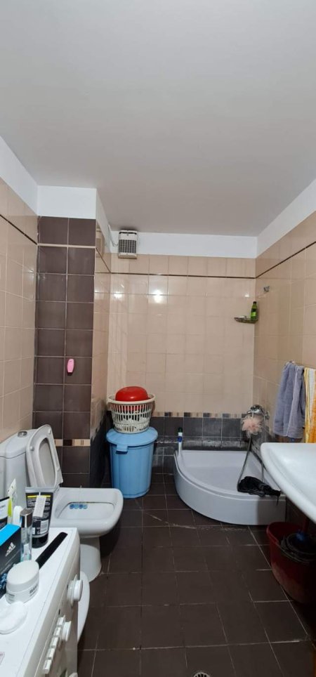 Tirane, jepet me qera apartament 2+1+BLK Kati 6, 92 m² 500 Euro (Komuna e Parisit)