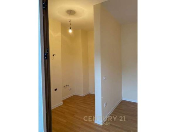 Tirane, jap me qera apartament 2+1+BLK Kati 4, 90 m² 600 Euro (9 kateshet)