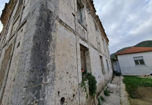 SHITET NDËRTESË E VITIT 1837 + TRUALL NË DELVINË 448 m² 150.000 Euro