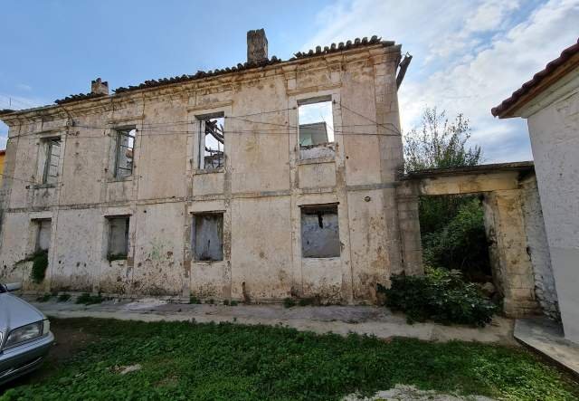 SHITET NDËRTESË E VITIT 1837 + TRUALL NË DELVINË 448 m² 150.000 Euro