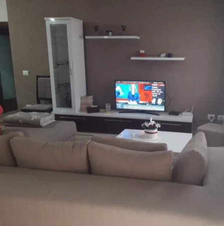 Tirane, jap me qera apartament 2+1+2 650 Euro