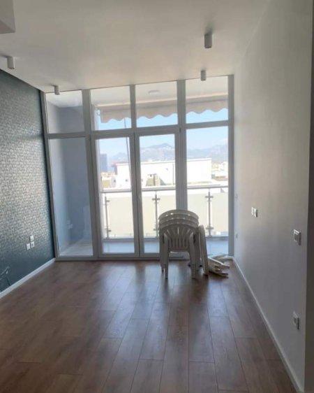 Tirane, jap me qera Apartament per zyra 2+1 me qera Komuna e Parisit
