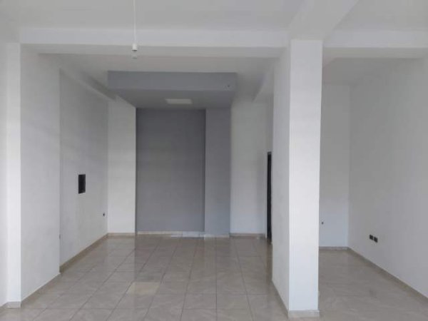 Tirane, jap me qera dyqan Kati 0, 52 m² 370 Euro (Dibres)