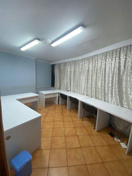 Tirane, jap me qera apartament 2+1 Kati 3, 80 m² 300 Euro (RR.RESHIT PETRELA,STACIONI TRENIT)