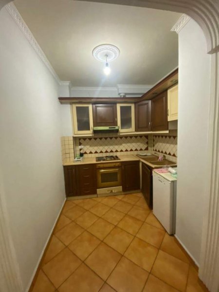 Tirane, jap me qera apartament 2+1 Kati 3, 80 m² 300 Euro (RR.RESHIT PETRELA,STACIONI TRENIT)