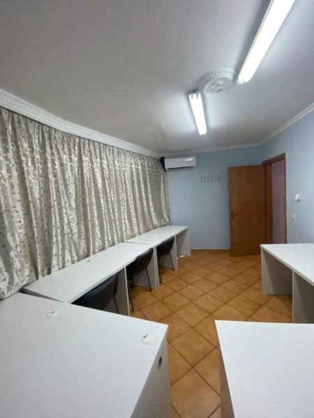 Tirane, jap me qera apartament 2+1 Kati 3, 80 m² 300 Euro (RR.RESHIT PETRELA,STACIONI TRENIT)