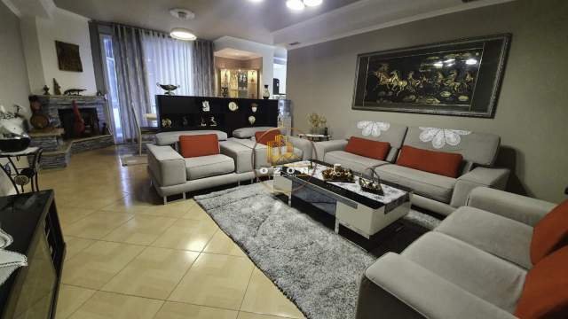 Tirane, jap me qera apartament 3+1+BLK Kati 8, 156 m² 700 Euro (Ish Ekspozita)