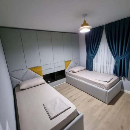 Tirane, jepet me qera apartament 2+1+BLK Kati 1, 110 m² 450 Euro (Rruga Siri Kodra)