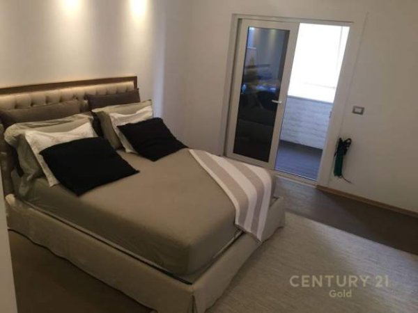 Tirane, shes apartament 3+1+BLK Kati 8, 138 m² 270.000 Euro (Rruga e Barrikadave)