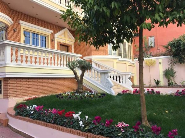 Tirane, jap me qera Vile 610 m² 2.500 Euro (Stadiumi Dinamo)