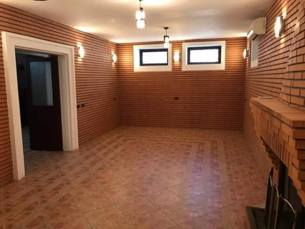 Tirane, jap me qera Vile 610 m² 2.500 Euro (Stadiumi Dinamo)