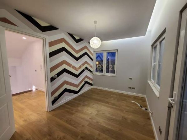 Tirane, jepet me qera Vile 3 Katshe , 500 m² 1.500 Euro (Farke)