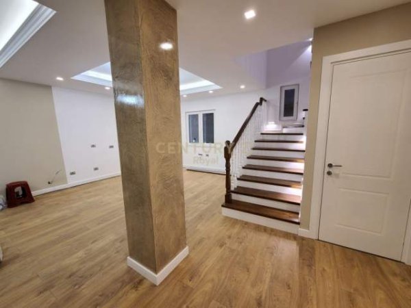 Tirane, jepet me qera Vile 3 Katshe , 500 m² 1.500 Euro (Farke)